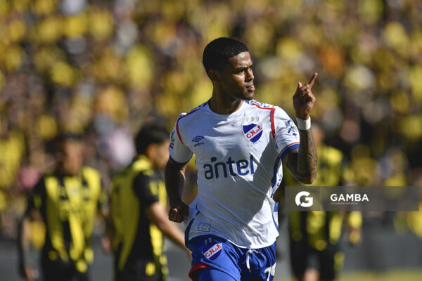 Juan Cruz de los Santos, de Nacional, Liga AUF Uruguaya. Estadio Campeón del Siglo.