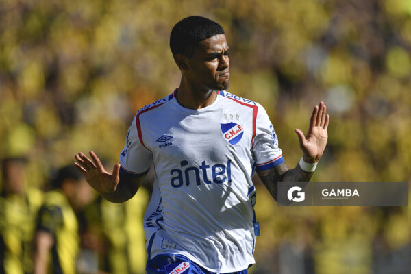 Juan Cruz de los Santos, de Nacional, Liga AUF Uruguaya. Estadio Campeón del Siglo.