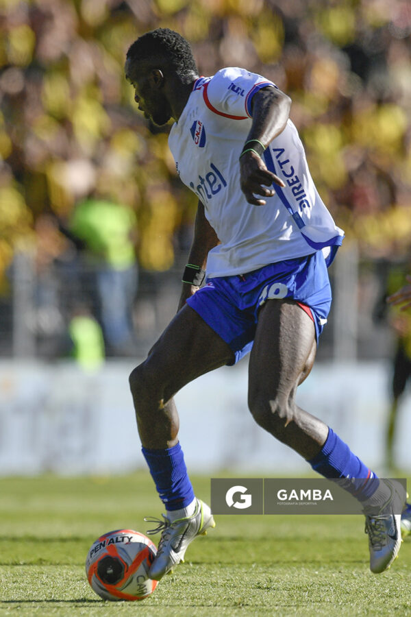 Christian Ébere, de Nacional, Liga AUF Uruguaya. Estadio Campeón del Siglo.