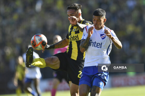 Javier Méndez, de Peñarol, Liga AUF Uruguaya. Estadio Campeón del Siglo.