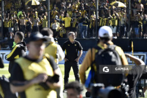 Diego Aguirre, director técnico de Peñarol, Liga AUF Uruguaya. Estadio Campeón del Siglo.