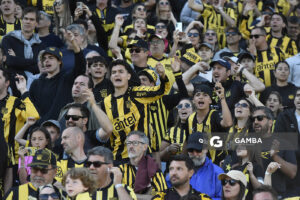 Hinchas de Peñarol. Liga AUF Uruguaya. Estadio Campeón del Siglo.