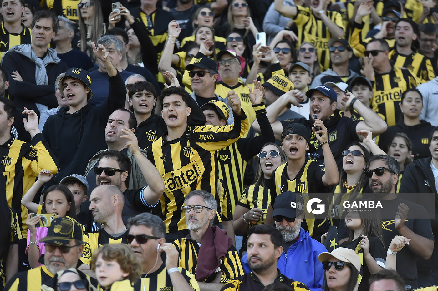 Hinchas de Peñarol. Liga AUF Uruguaya. Estadio Campeón del Siglo.