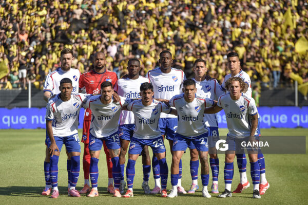 Titulares de Nacional. Liga AUF Uruguaya. Estadio Campeón del Siglo.