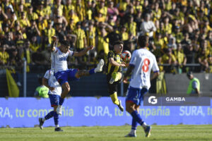 Diego Romero, de Nacional. Ignacio Sosa, de Peñarol. Liga AUF Uruguaya. Estadio Campeón del Siglo.