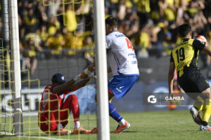 Luis Mejía y Sebastián Coates, de Nacional. Liga AUF Uruguaya. Estadio Campeón del Siglo.