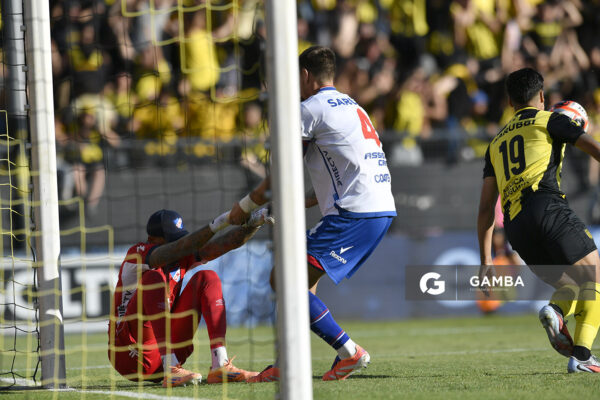 Luis Mejía y Sebastián Coates, de Nacional. Liga AUF Uruguaya. Estadio Campeón del Siglo.