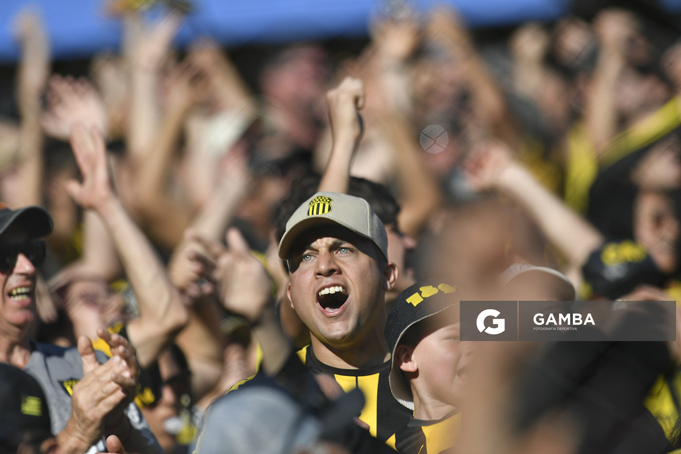 Hinchas de Peñarol. Liga AUF Uruguaya. Estadio Campeón del Siglo.