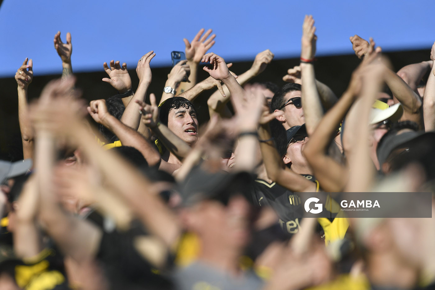 Hinchas de Peñarol. Liga AUF Uruguaya. Estadio Campeón del Siglo.
