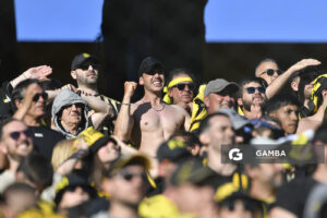 Hinchas de Peñarol. Liga AUF Uruguaya. Estadio Campeón del Siglo.
