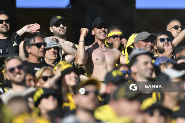 Hinchas de Peñarol. Liga AUF Uruguaya. Estadio Campeón del Siglo.