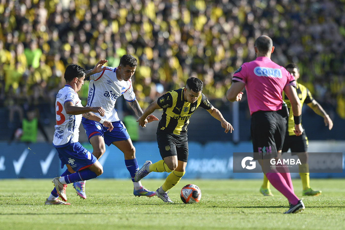 Leonardo Fernández, de Peñarol, Liga AUF Uruguaya. Estadio Campeón del Siglo.