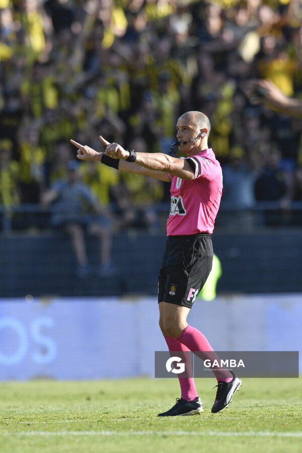Javier Burgos, árbitro central, Liga AUF Uruguaya. Estadio Campeón del Siglo.