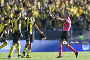 Javier Burgos, árbitro central, Liga AUF Uruguaya. Estadio Campeón del Siglo.