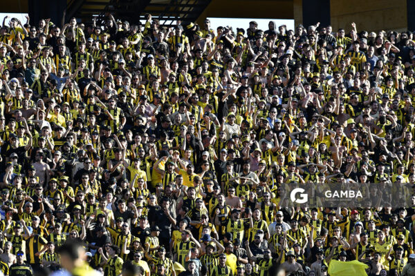 Hinchas de Peñarol. Liga AUF Uruguaya. Estadio Campeón del Siglo.