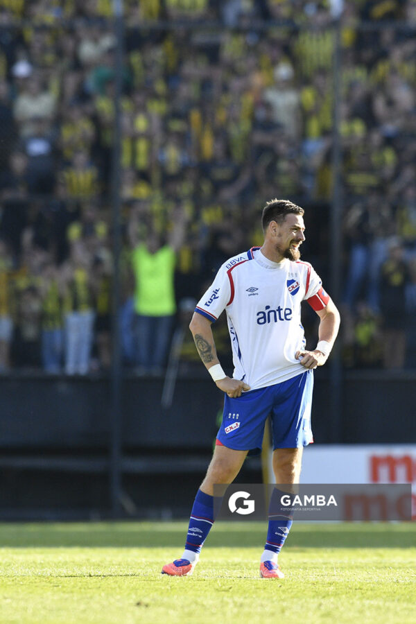 Sebastián Coates, de Nacional, Liga AUF Uruguaya. Estadio Campeón del Siglo.