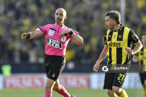Javier Burgos, árbitro central, Liga AUF Uruguaya. Estadio Campeón del Siglo.