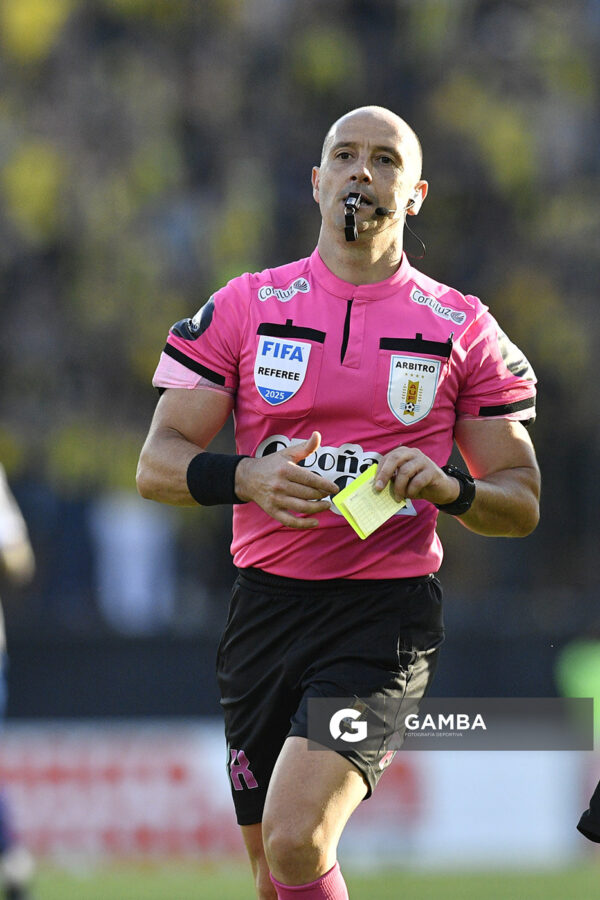 Javier Burgos, árbitro central, Liga AUF Uruguaya. Estadio Campeón del Siglo.