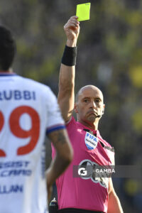 Javier Burgos, árbitro central, Liga AUF Uruguaya. Estadio Campeón del Siglo.