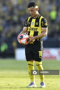 Leonardo Fernández, de Peñarol, Liga AUF Uruguaya. Estadio Campeón del Siglo.