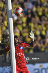 Luis Mejía, golero de Nacional, Liga AUF Uruguaya. Estadio Campeón del Siglo.