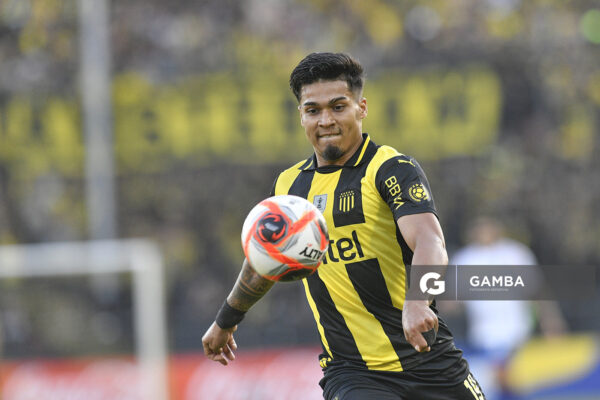 Matías Arezo, de Peñarol, Liga AUF Uruguaya. Estadio Campeón del Siglo.