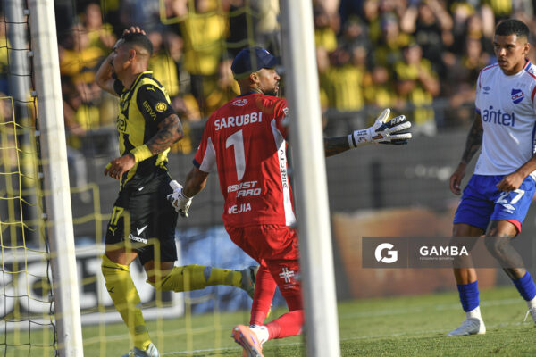 Luis Mejía, golero de Nacional, Liga AUF Uruguaya. Estadio Campeón del Siglo.