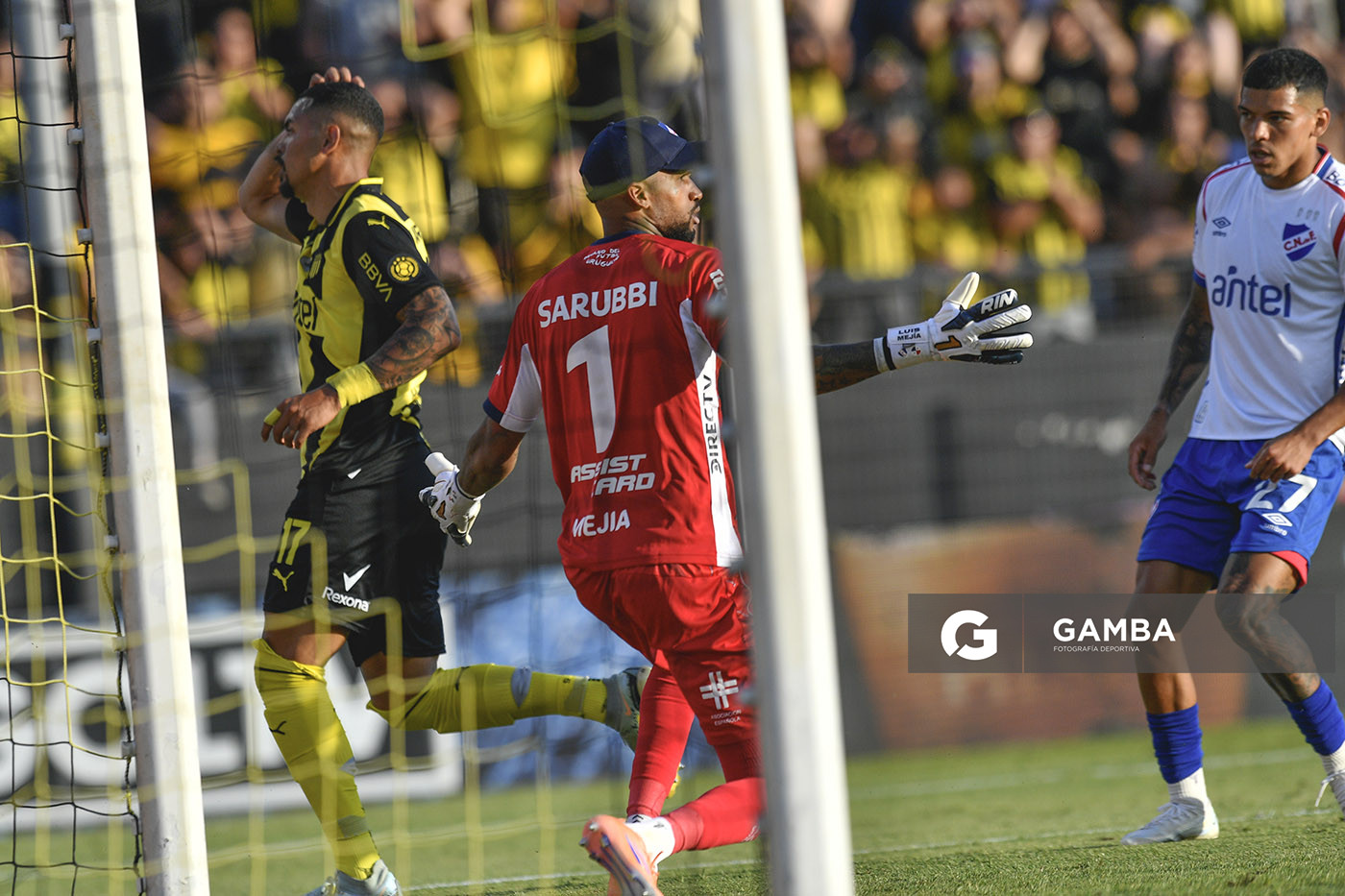 Luis Mejía, golero de Nacional, Liga AUF Uruguaya. Estadio Campeón del Siglo.