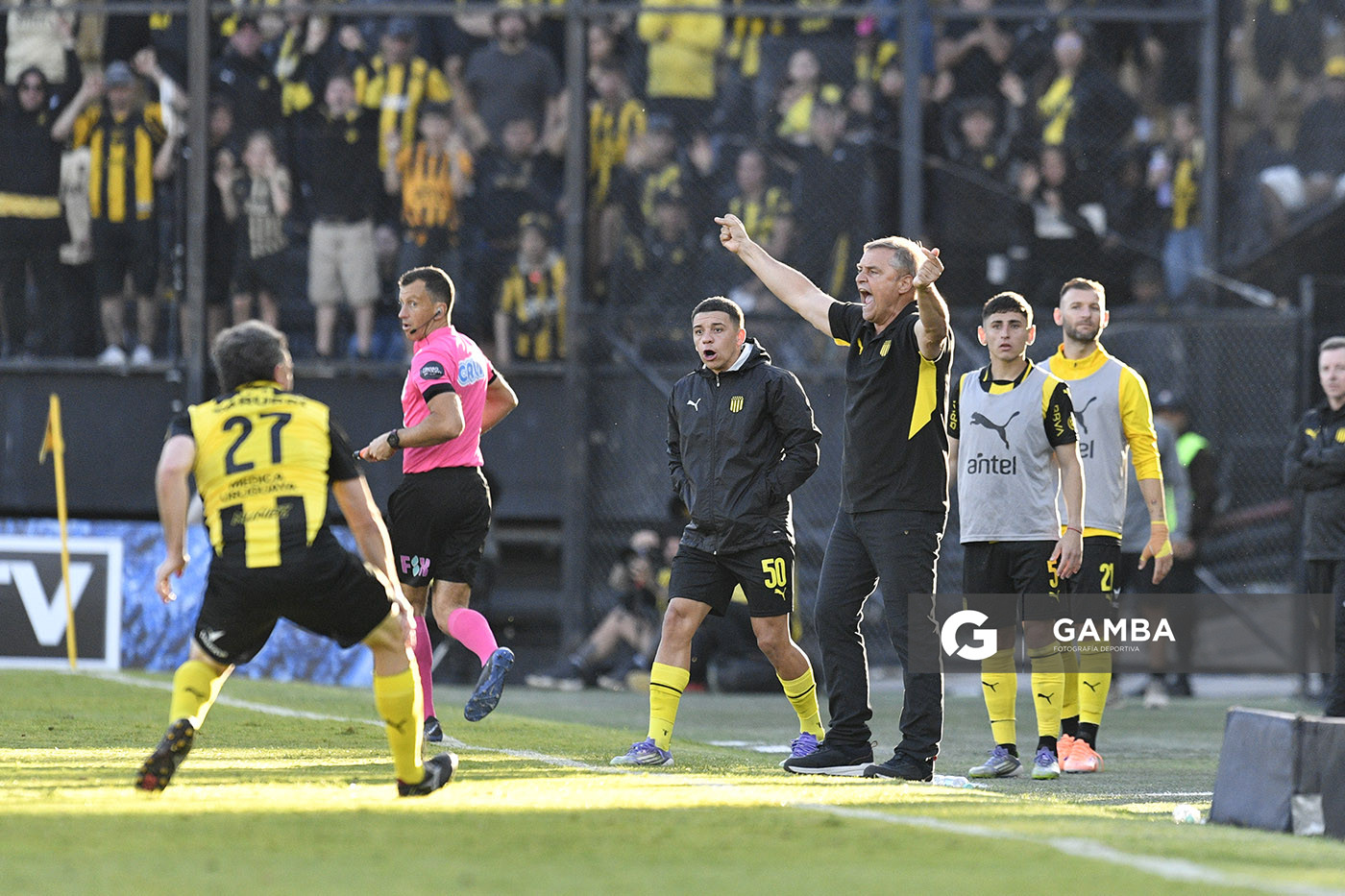 Diego Aguirre, director técnico de Peñarol, Liga AUF Uruguaya. Estadio Campeón del Siglo.