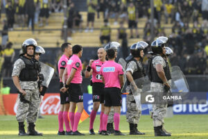 Javier Burgos, árbitro central, Liga AUF Uruguaya. Estadio Campeón del Siglo.
