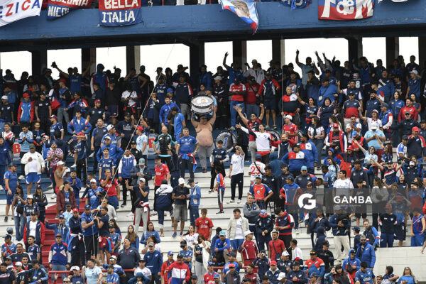 Hinchas de Nacional. Liga AUF Uruguaya. Estadio Gran Parque Central.