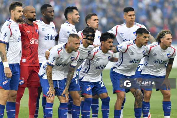 Titulares de Nacional. Liga AUF Uruguaya. Estadio Gran Parque Central.
