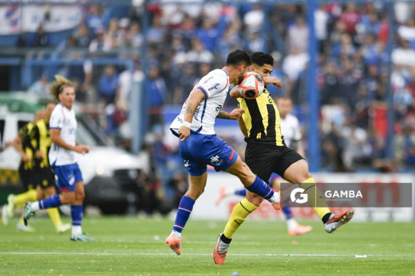 Matías Arezo, de Peñarol, Liga AUF Uruguaya. Estadio Gran Parque Central.
