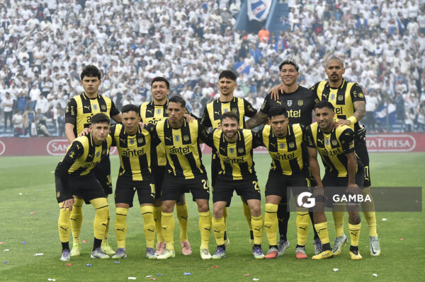 Titulares de Peñarol. Liga AUF Uruguaya. Estadio Gran Parque Central.