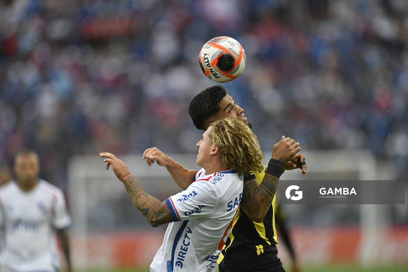 Luciano Boggio, de Nacional. Matías Arezo, de Peñarol. Liga AUF Uruguaya. Estadio Gran Parque Central.
