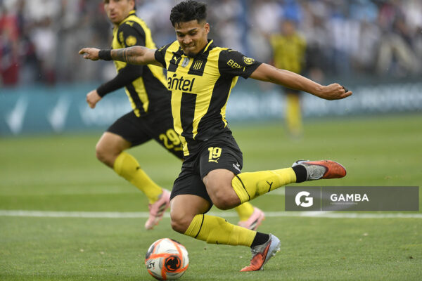 Matías Arezo, de Peñarol, Liga AUF Uruguaya. Estadio Gran Parque Central.