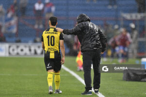 Leonardo Fernández y Diego Aguirre, director técnico de Peñarol. Liga AUF Uruguaya. Estadio Gran Parque Central.
