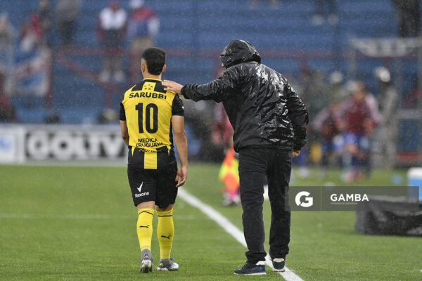Leonardo Fernández y Diego Aguirre, director técnico de Peñarol. Liga AUF Uruguaya. Estadio Gran Parque Central.