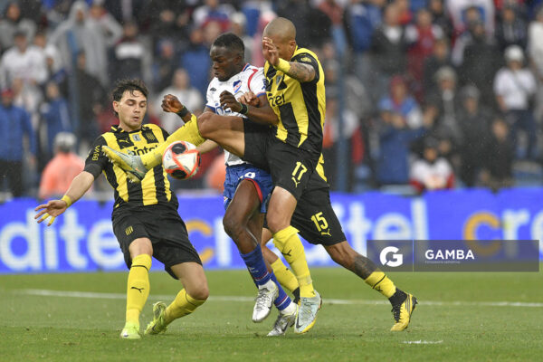 Christian Ébere, de Nacional, Liga AUF Uruguaya. Estadio Gran Parque Central.