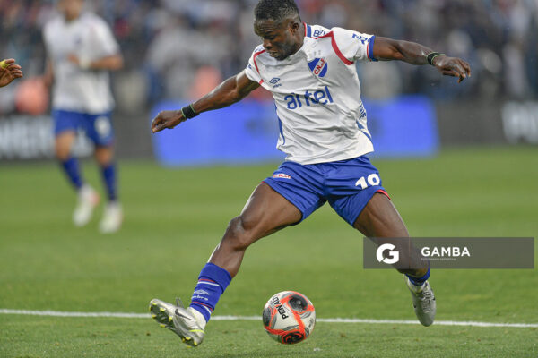 Christian Ébere, de Nacional, Liga AUF Uruguaya. Estadio Gran Parque Central.