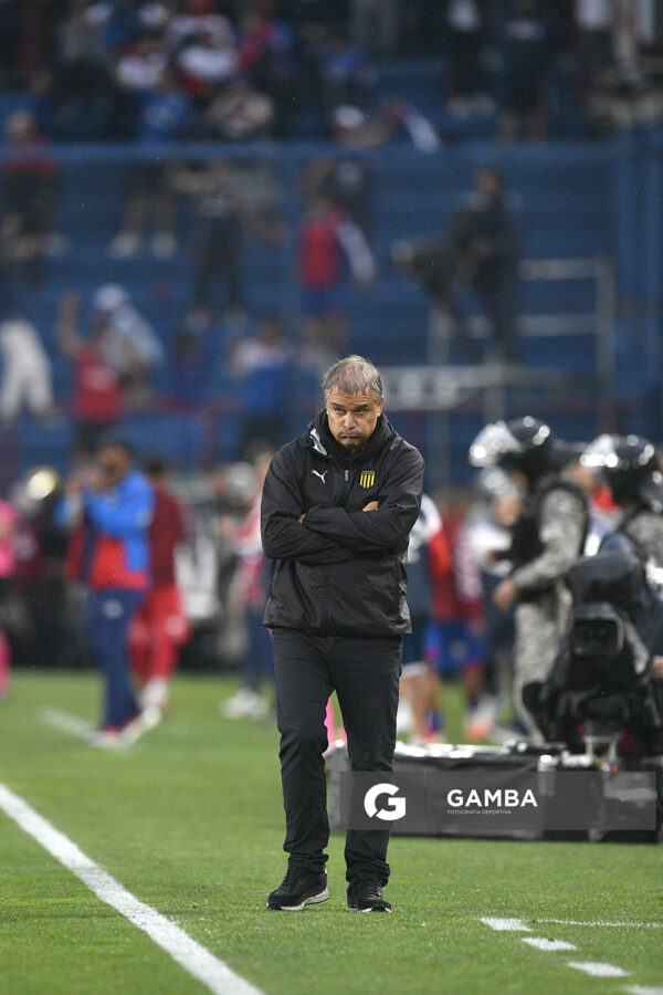 Diego Aguirre, director técnico de Peñarol, Liga AUF Uruguaya. Estadio Gran Parque Central.