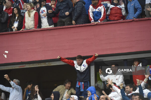Hinchas de Nacional. Liga AUF Uruguaya. Estadio Gran Parque Central.