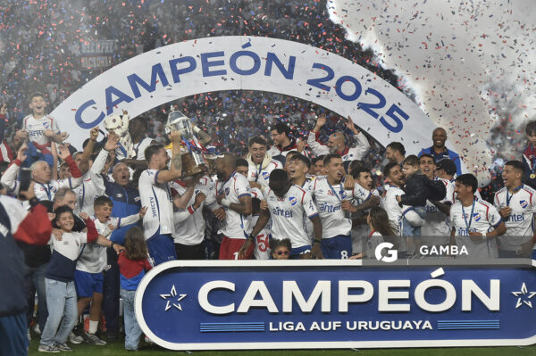 Nacional Campeón. Liga AUF Uruguaya. Estadio Gran Parque Central.