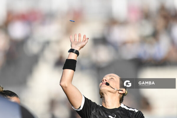 Charly Wendy Straub Deretti, árbitra central, Conmebol Liga de Naciones Femenina . Estadio Parque Alfredo Viera.