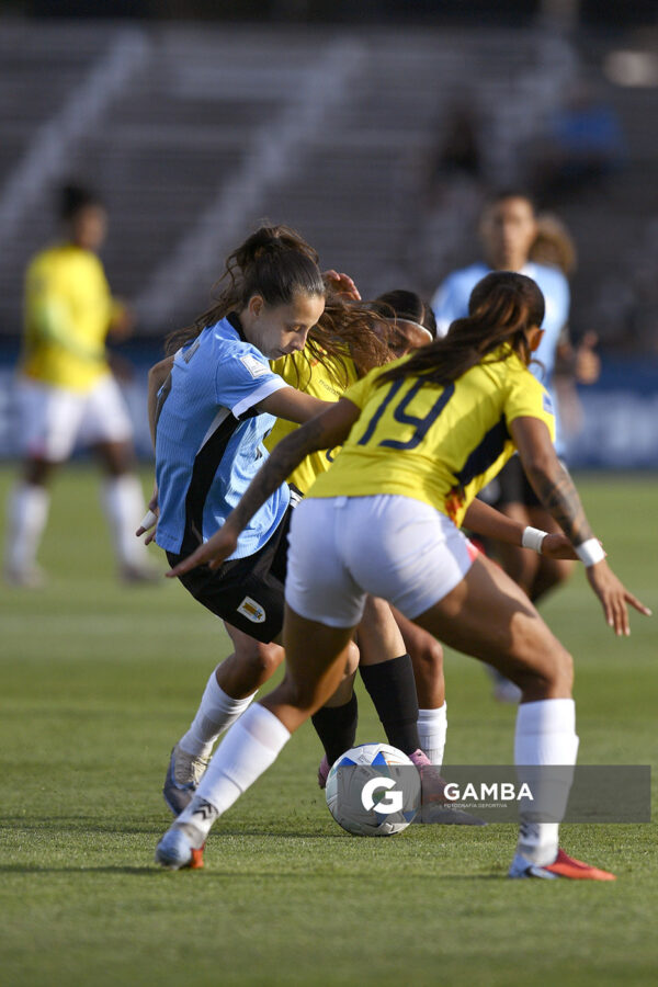 Belén Aquino, de Uruguay, Conmebol Liga de Naciones Femenina . Estadio Parque Alfredo Viera.