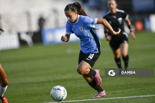 Belén Aquino, de Uruguay, Conmebol Liga de Naciones Femenina . Estadio Parque Alfredo Viera.