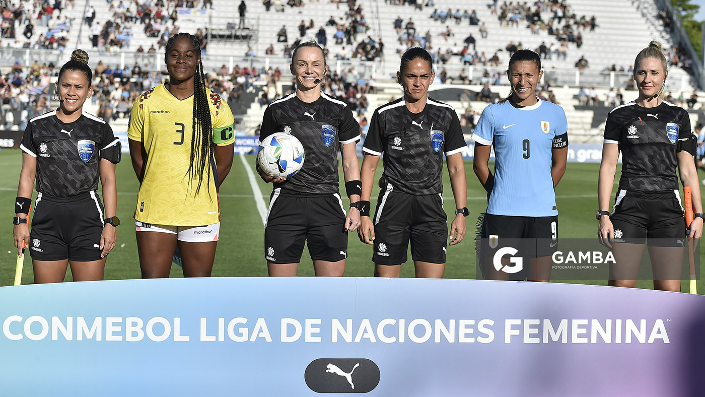 Charly Wendy Straub Deretti, árbitra central, Conmebol Liga de Naciones Femenina . Estadio Parque Alfredo Viera.