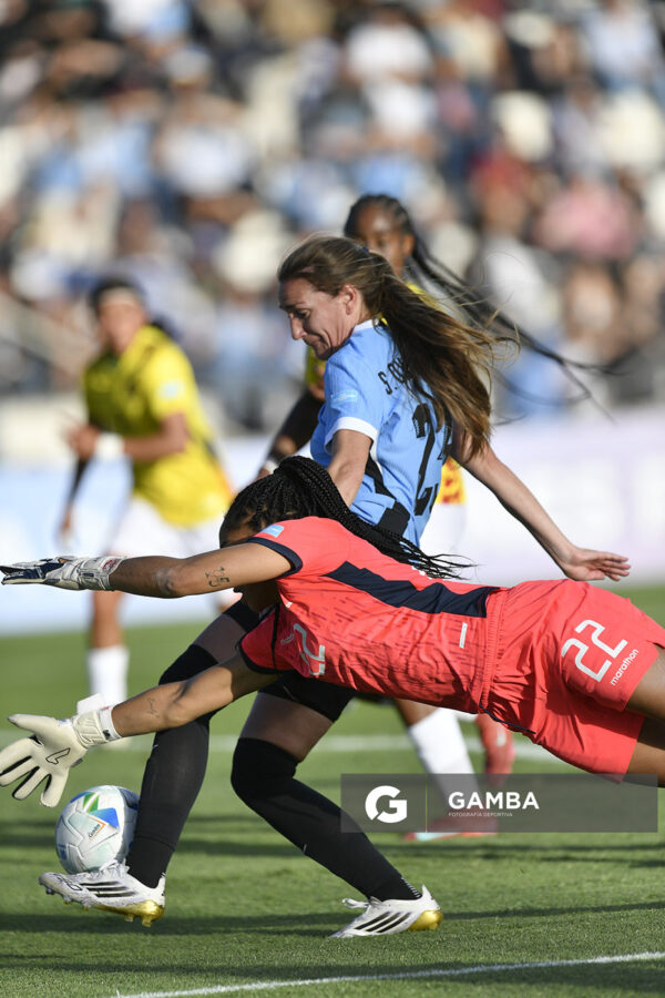 Sofía Oxandabarat, de Uruguay, Conmebol Liga de Naciones Femenina . Estadio Parque Alfredo Viera.