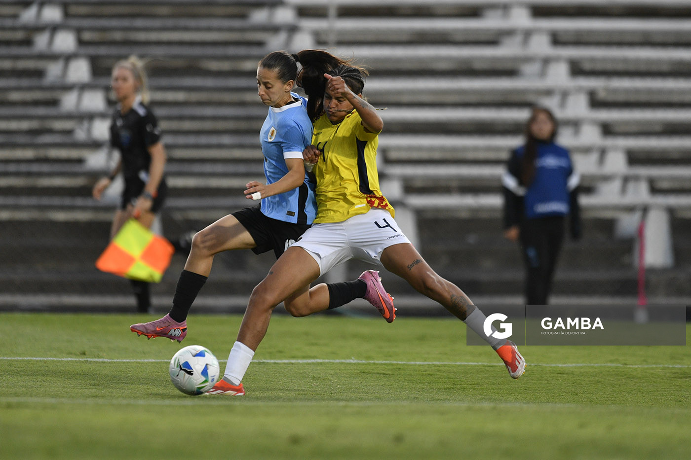 Belén Aquino, de Uruguay, Conmebol Liga de Naciones Femenina . Estadio Parque Alfredo Viera.