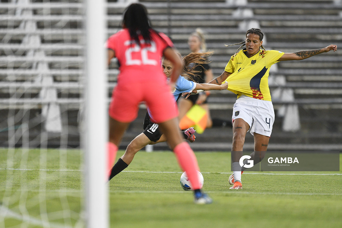 Belén Aquino, de Uruguay, Conmebol Liga de Naciones Femenina . Estadio Parque Alfredo Viera.